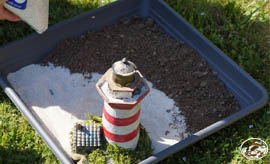 Basis Gartenerde und Sand, als Deko Leuchtturm